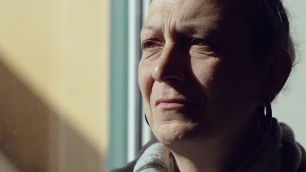 Отчаяние Печаль Плач Зрелая Транссексуальная Женщина Плачет Одна Дома — стоковое видео