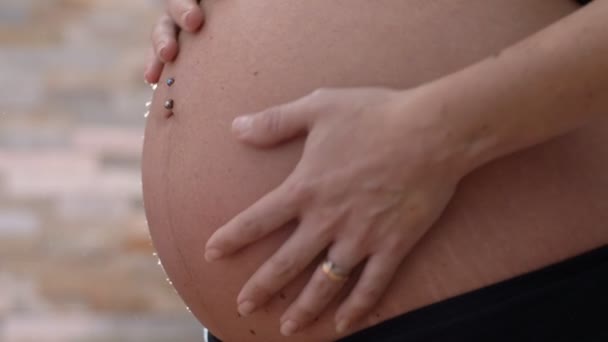 Mãos Mulher Acariciando Sua Barriga Grávida Novo Nascimento Maternidade Cuidado — Vídeo de Stock