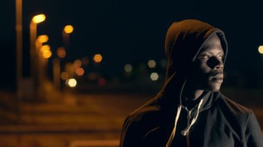 Üzgün genç siyah adam, yakın