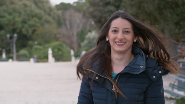 Retrato Felicidad Despreocupado Joy Beautiful Mujer Sonriendo Parque — Vídeo de stock