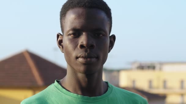 Kendine Güvenen Siyah Afrikalı Genç Adam — Stok video