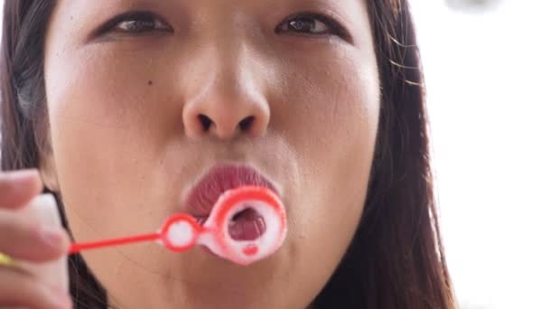 Close Portret Van Het Blazen Van Zeepbellen Lachende Chinese Vrouw — Stockvideo