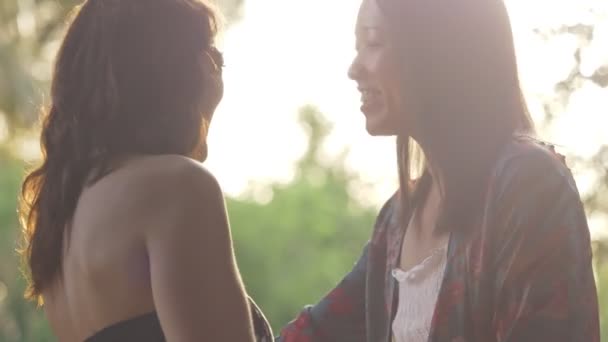 Centrarse Risas Diversión Amistad Felices Hermosas Amigas Hablando Atardecer Del — Vídeo de stock