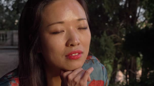 Jeune Attrayant Asiatique Femme Dans Parc — Video