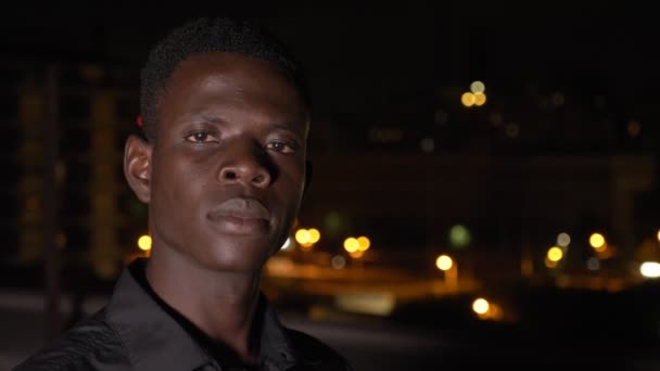 Genç Siyah Adam Yakın — Stok video