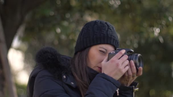 Fokus Auf Junge Fotografen Die Park Fotografieren Zeitlupe — Stockvideo