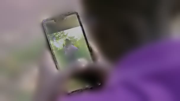 Svart Amerikansk Man Ser Flickvän Smartphone — Stockvideo