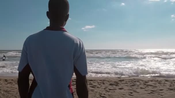 ビーチで若い黒人男性 — ストック動画