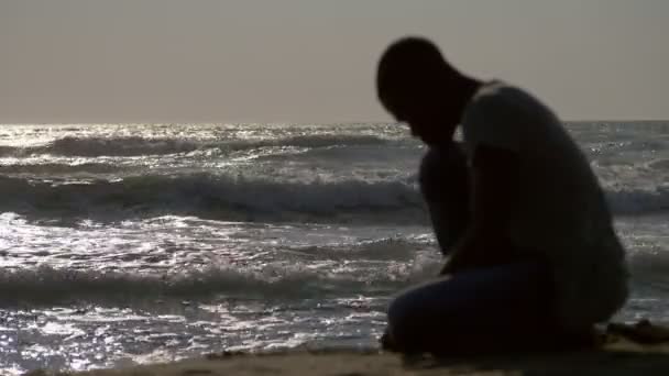 Joven Hombre Negro Playa — Vídeos de Stock