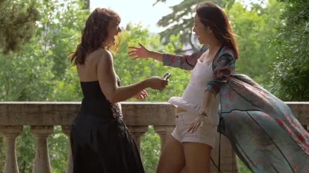 Retrato Jóvenes Novias Asiáticas Italianas Hablando Atardecer Parque — Vídeo de stock