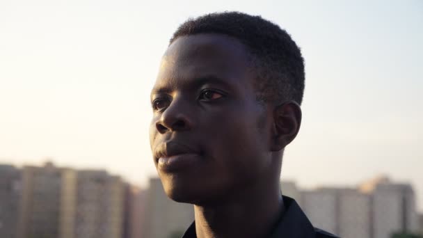 Σίγουρος Μαύρος Αφρικανός Νεαρός Άντρας — Αρχείο Βίντεο