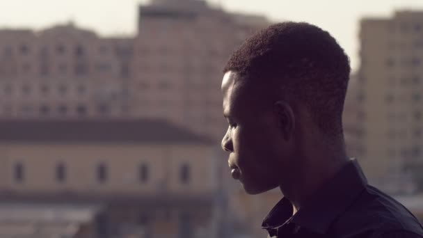 Trauriger Junger Schwarzer Mann Aus Nächster Nähe — Stockvideo