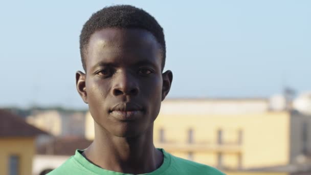 Selbstbewusster Schwarzafrikanischer Junger Mann — Stockvideo