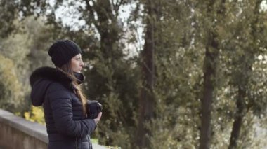 bir parkta fotoğraf kontrol gülümseyen profesyonel fotoğrafçı portre