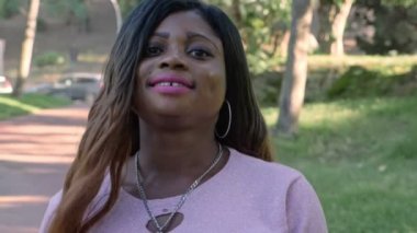 Çekici genç Afrika kadın