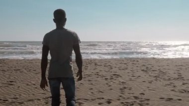 Plajda genç siyah adam