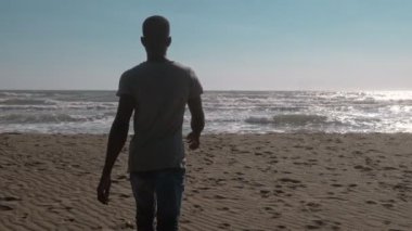 Plajda genç siyah adam