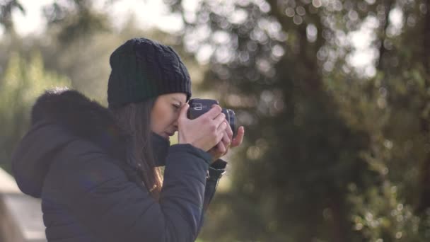 Retrato Una Joven Ocupada Tomando Fotografías Parque Cámara Lenta — Vídeos de Stock