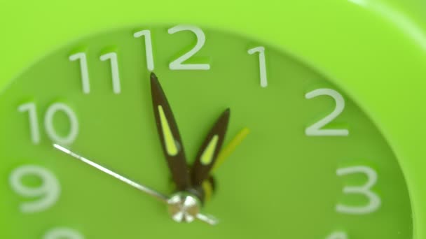专注于在绿色时钟上运行的手 — 图库视频影像