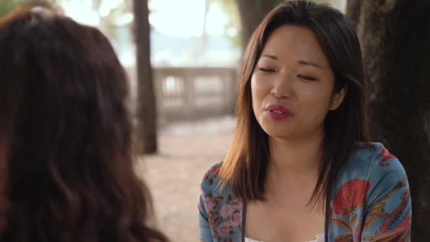슬로우 모션에서 대담과 이야기 아시아 여자에 클로즈업 — 비디오