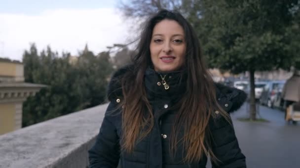 Close Serene Mooie Jonge Vrouw Wandelen Kijken Naar Camera Buitenshuis — Stockvideo