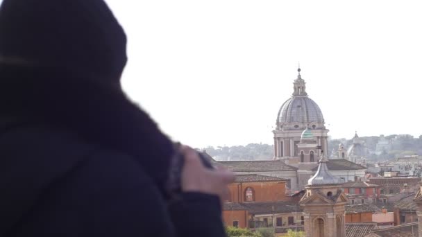 Retrato Melancolía Tristeza Pensamientos Mujer Joven Contempla Ciudad Roma — Vídeo de stock