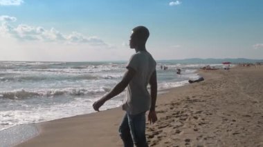 Plajda genç siyah adam