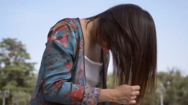 dans-yavaş hareket aşağı saçları ile parkta komik genç kadın