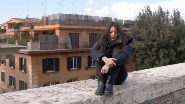 屋外に座っている孤独な落ち込んだ女性の肖像画 悲しみ うつ病 — ストック動画