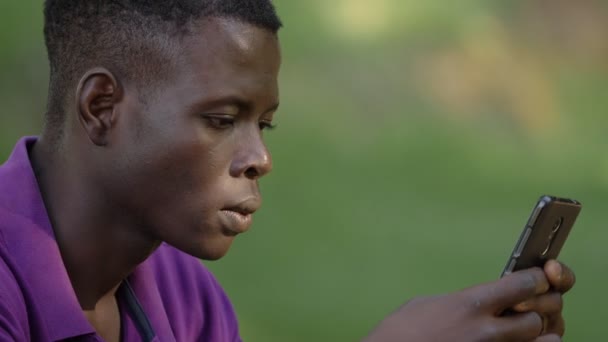 Närbild Unga Africam Man Ser Girfriends Bilder Smartphone Enheter Teknik — Stockvideo
