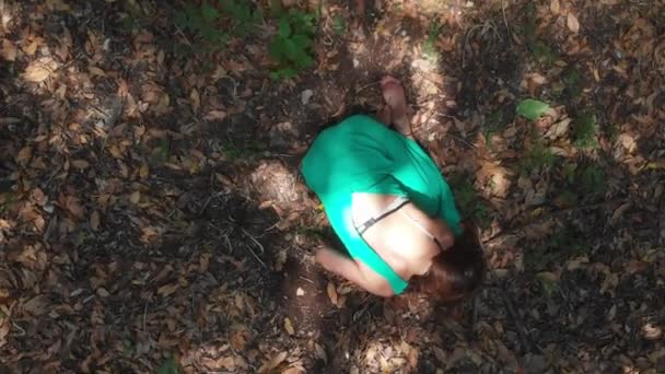 Drone Che Sorvola Aggredito Donna Ferita Sdraiata Terra Nel Bosco — Video Stock