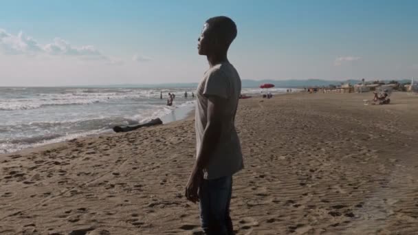 Giovane Uomo Nero Spiaggia — Video Stock