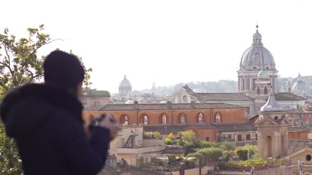 Φωτογράφιση Της Ρώμης Νέων Τουριστών Που Φωτογραφίζουν Τοπίο Αργή Κίνηση — Αρχείο Βίντεο