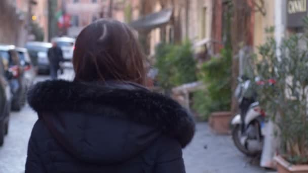 Θυμωμένη Απογοητευμένος Γυναίκα Στο Δρόμο Στροφή Φορώντας Κουκούλα Κοιτάζοντας Την — Αρχείο Βίντεο