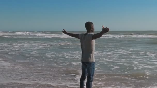 Młody Czarny Człowiek Plaży — Wideo stockowe