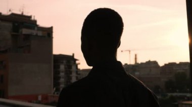  gün batımında Afrikalı adamın arka görünümü