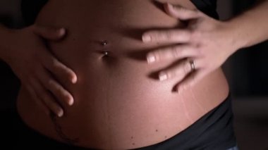 Hamilelik, doğum, hayat. pregnat kadın karnına dokunarak- yakın
