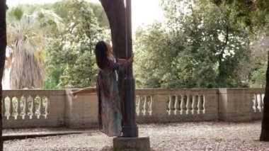 Park ağır çekimde direkle oynayan güzel Asyalı kadının portresi.