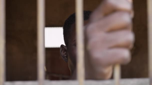 Immigrazione Clandestina Carcere Diritti Umani Giovane Migrante Africano Carcere — Video Stock