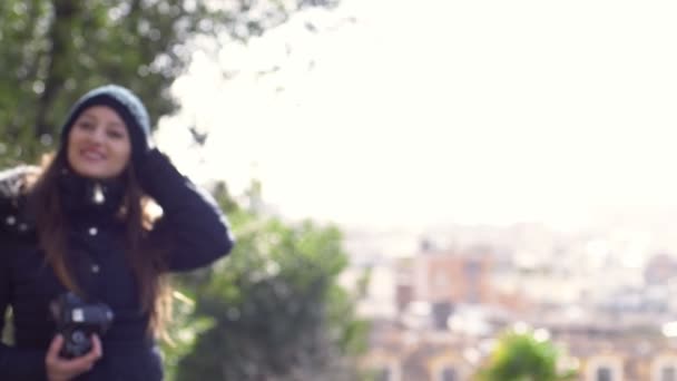公園で面白い幸せな女性 スローモーションチェンジフォーカス — ストック動画