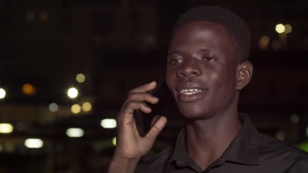 Close Portret Van Lachende Amerikaanse Afrikaanse Jonge Man Talkin Telefonisch — Stockvideo