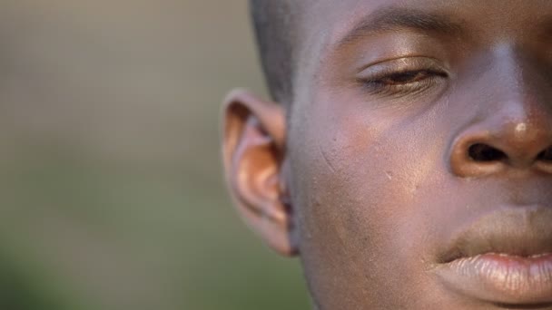 Trauriger Junger Schwarzer Mann Aus Nächster Nähe — Stockvideo