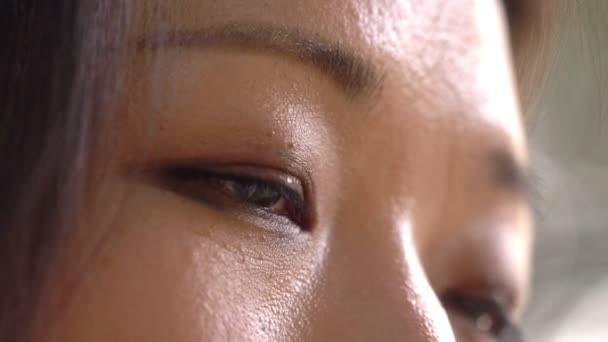 特写亚洲年轻美女的眼睛 — 图库视频影像