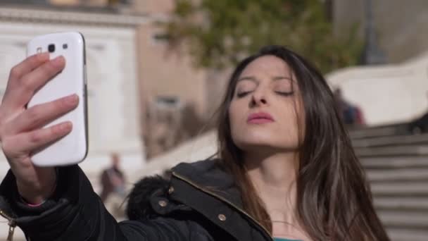 Sensuele Aantrekkelijke Jonge Brunette Nemen Selfie Met Smartphone Stad — Stockvideo