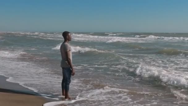 Joven Hombre Negro Playa — Vídeos de Stock