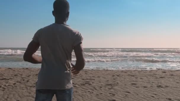 Joven Hombre Negro Playa — Vídeos de Stock