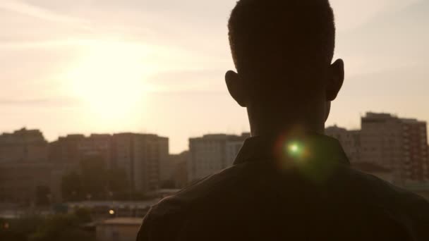 Rückseite Des Afrikanischen Mannes Bei Sonnenuntergang — Stockvideo