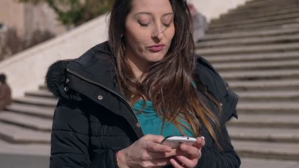 Jolie Femme Prenant Selfie Dans Ville Partage Sur Smartphone Image — Video