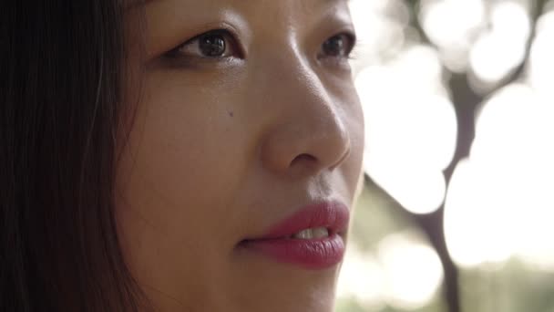 Jonge Aantrekkelijke Aziatische Vrouw Het Park — Stockvideo