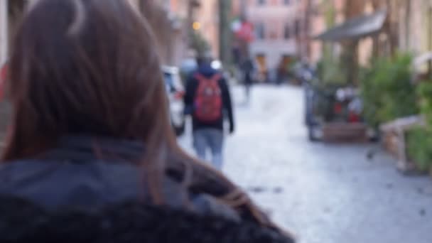 Rechazando Cortejo Joven Mujer Sonriente Hace Con Mano Aire Libre — Vídeos de Stock